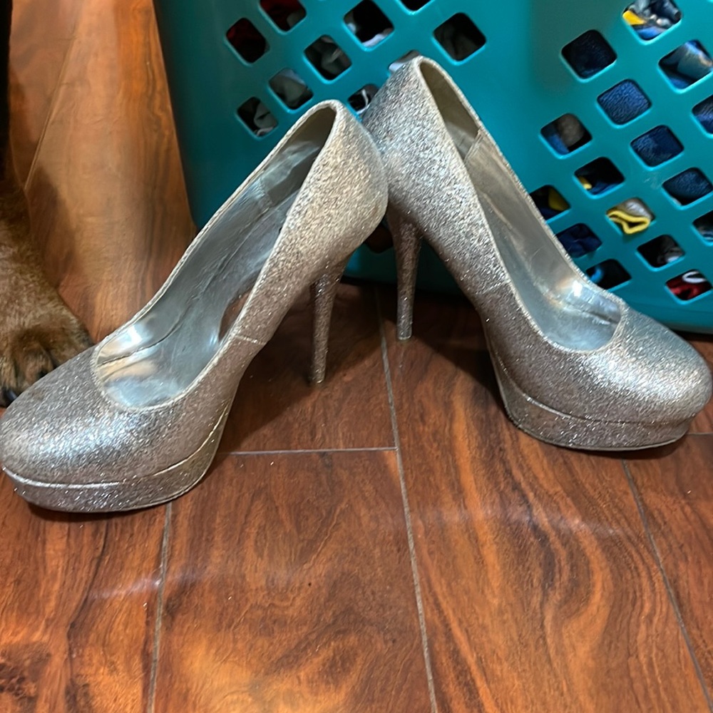 Size 7.5 Deb stilettos. They are sparkly silver.